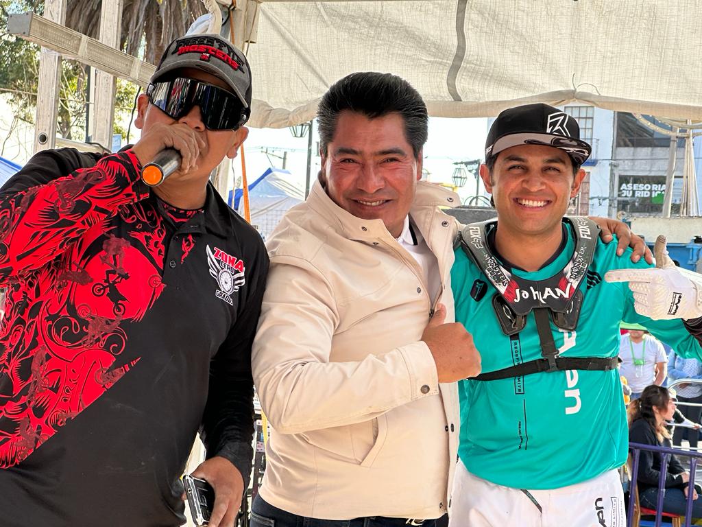 Nungaray y Donoso causan sensación con Freestyle Motocross en la Feria de Zacatelco